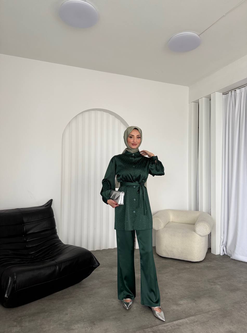 Luxurious satin set with a soft sheen.