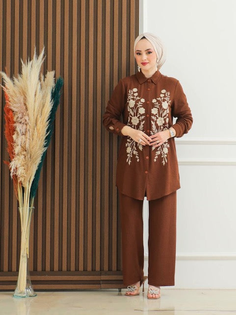 Brown set with beige flower