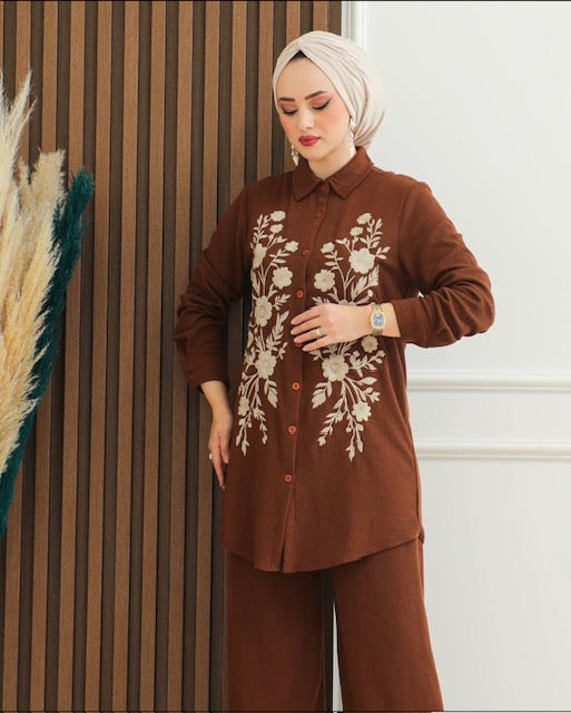 Brown set with beige flower