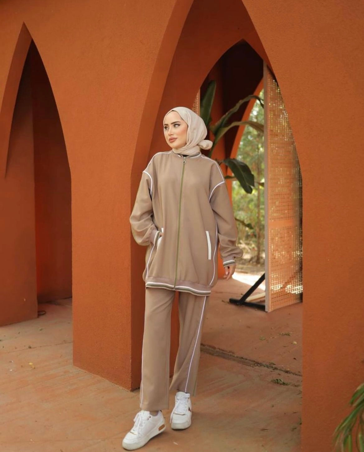 loose-fitting beige tracksuit with two lines of color white and green