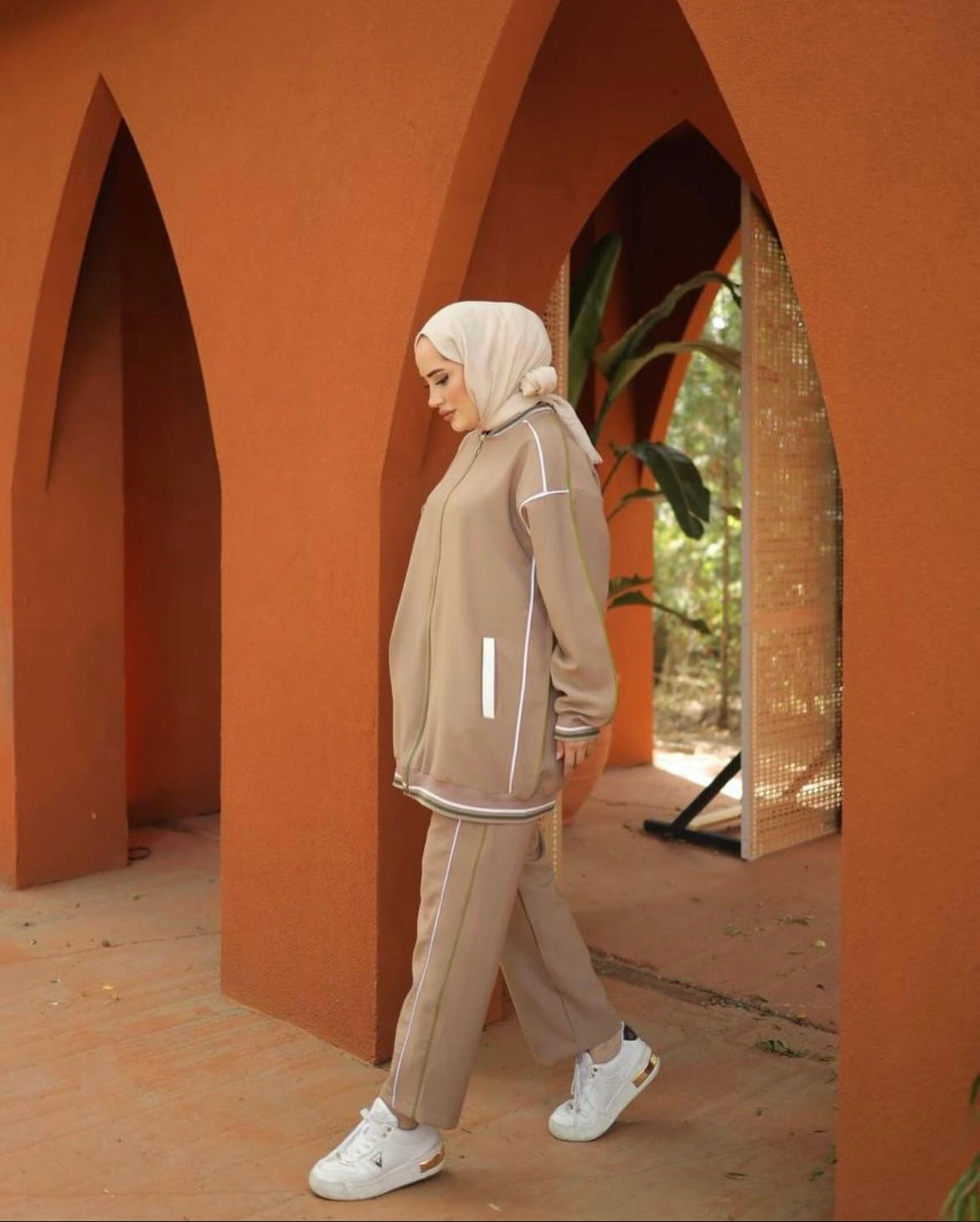 loose-fitting beige tracksuit with two lines of color white and green